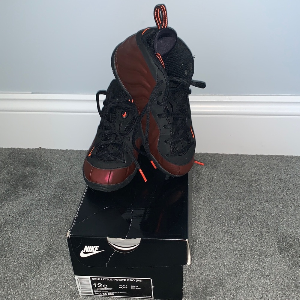 Boys youth Nike Little Posite Pro (PS) black & orange sneakers.